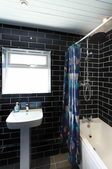 Chester/Handbridge Sleeps 9 + Netflix Hough Green Esterno foto